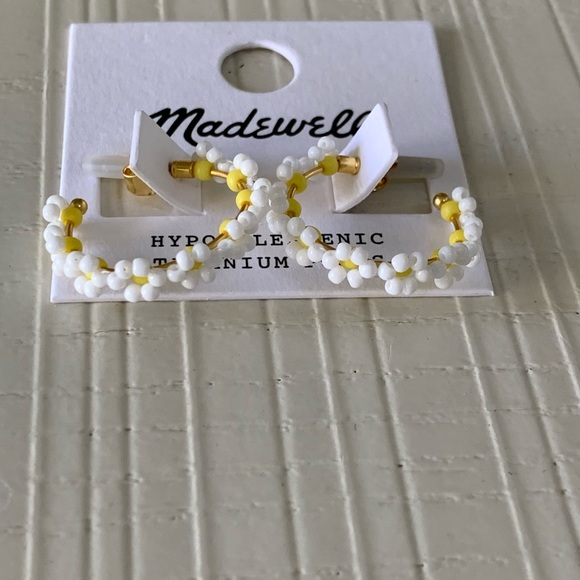 Madewell seed bead daisy hoop earring - Picture 10 of 11